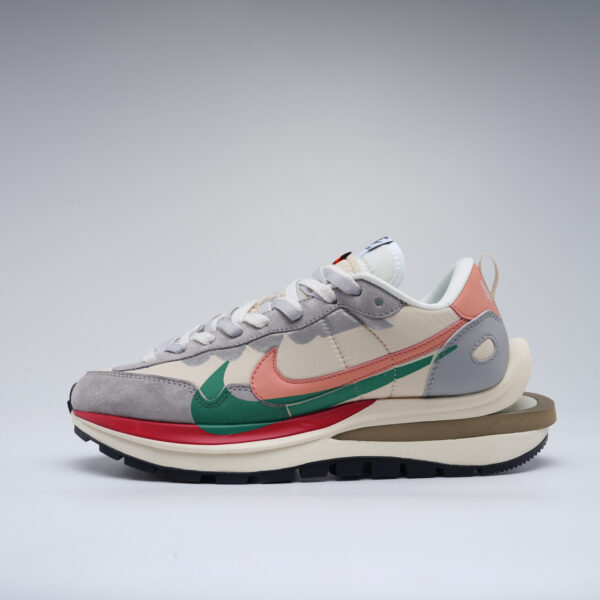 Nike Vaporwaffle sacai Red, orange, green